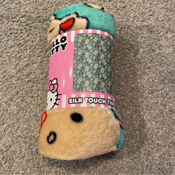 Hello Kitty Gingerbread Silky Plush Throw Blanket NEW Christmas Green Tan - Picture 2 of 4